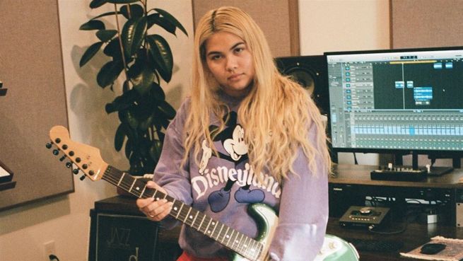 go to Hayley Kiyoko’s ‚relatable‘ Lounge Outfits