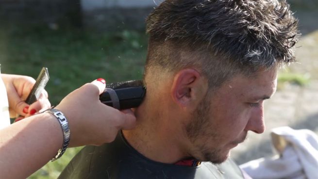 go to Kostenlos: Friseurin schneidet Obdachlosen die Haare