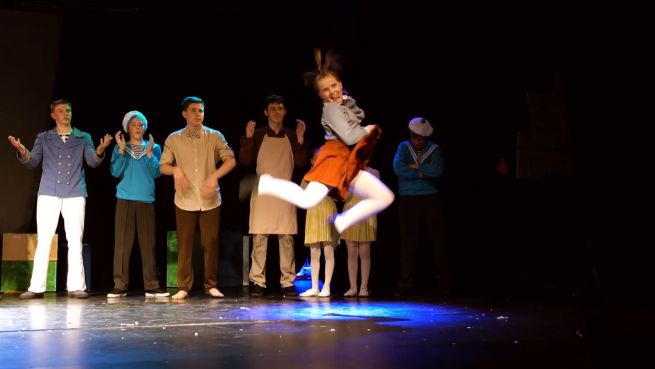 go to Hooligan-Zirkus: Kinder machen Kunststücke